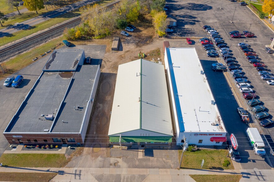 More Photos Of 5213 W Broadway Ave, Minneapolis Auto Dealership For Lease