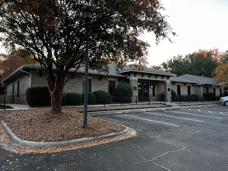 More Photos Of 1258 Mann Dr, Matthews Medical For Sale