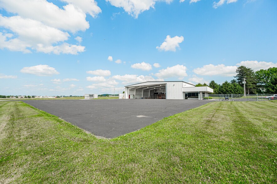 More Photos Of 300 Heath Rd, Heath Airplane Hangar For Sale