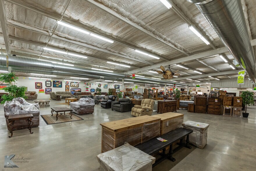 More Photos Of 302 N Access Rd, Clyde Showroom For Sale