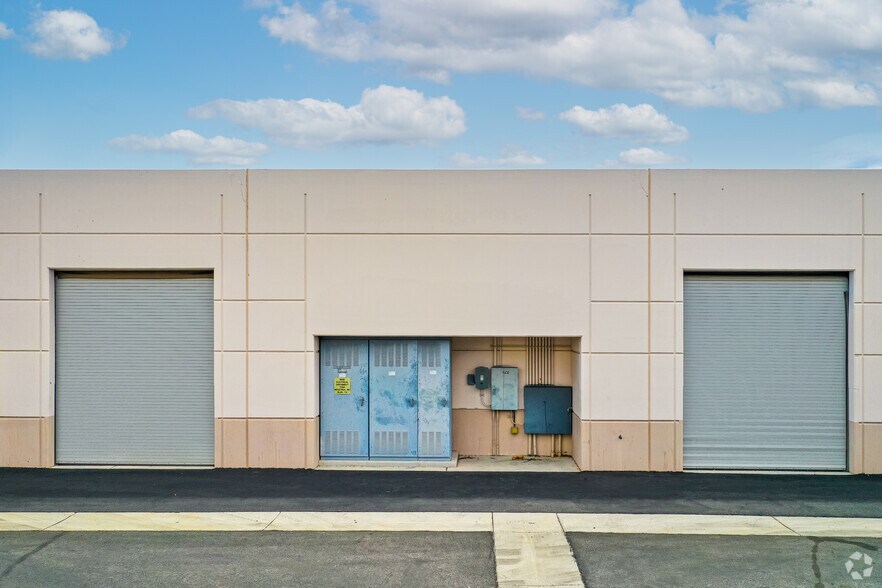 More Photos Of 7265 Dean Martin Dr, Las Vegas Flex For Lease