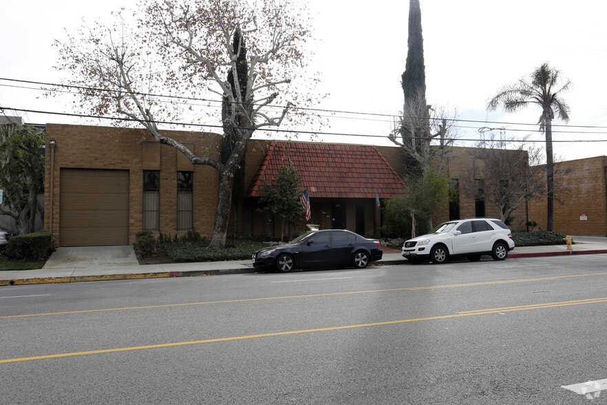 More Photos Of 18720 Oxnard St, Tarzana Warehouse For Lease