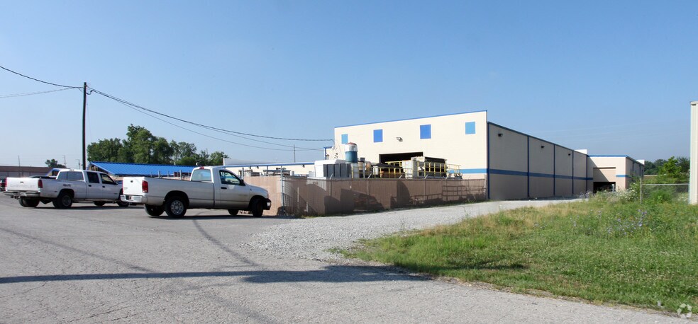 More Photos Of 4330 Hull St, Indianapolis Warehouse For Lease