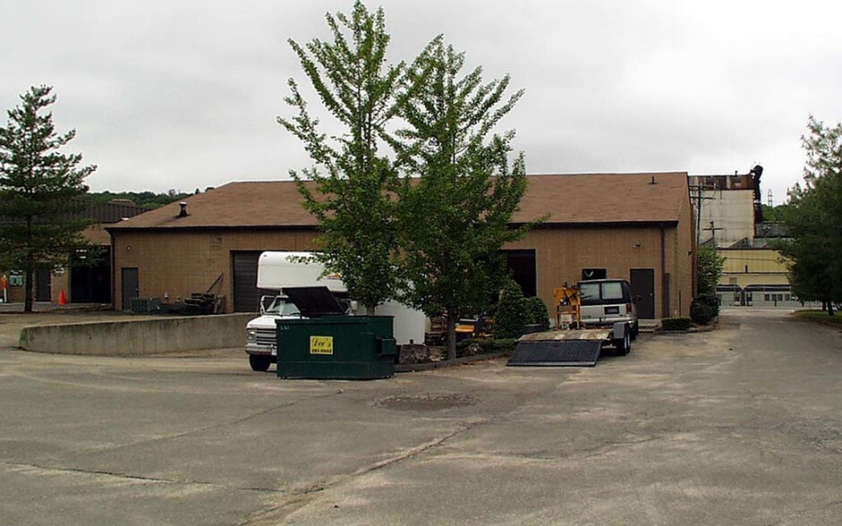 More Photos Of 2056 Thomaston Ave, Waterbury Flex For Lease