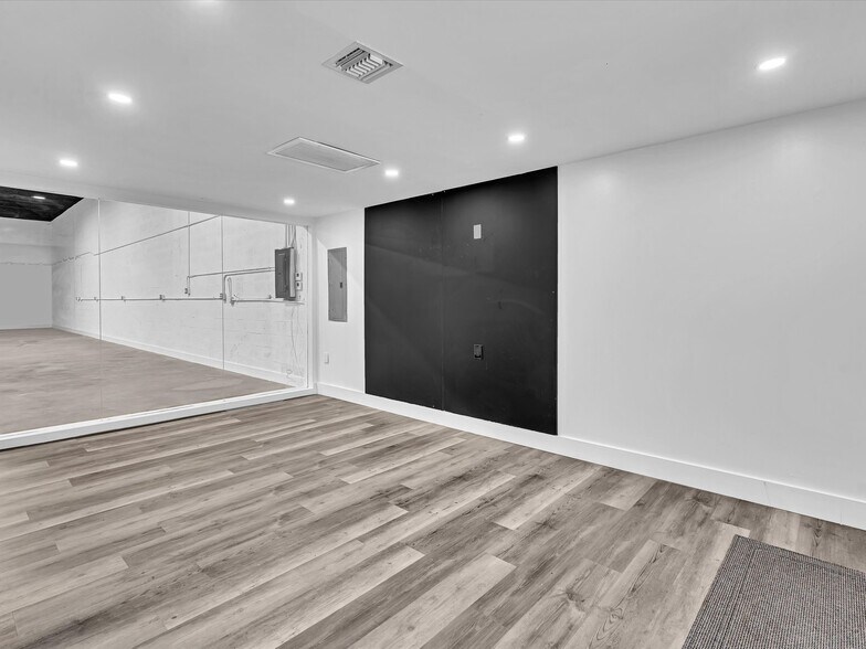 More Photos Of 7880-7882 NW 56th St, Miami Warehouse For Lease