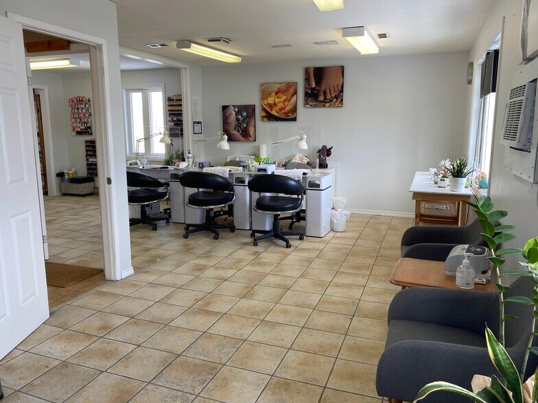 More Photos Of 455 Hazeldean Rd, Ottawa General Retail For Sale