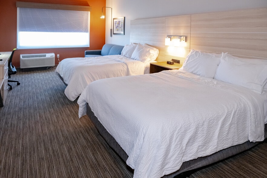 More Photos Of 650 W Wells St, Blythe Hotel For Sale