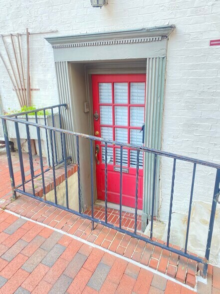 More Photos Of 333 N Charles St, Baltimore Storefront Retail Office For Lease