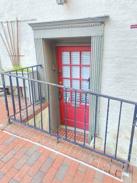More Photos Of 333 N Charles St, Baltimore Storefront Retail Office For Lease