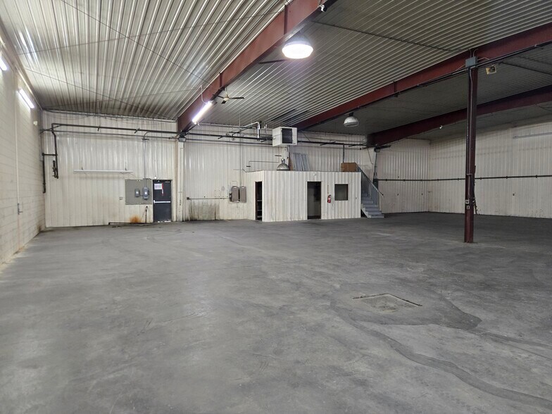 More Photos Of 2727 N 1st Ave, Fargo Warehouse For Sale