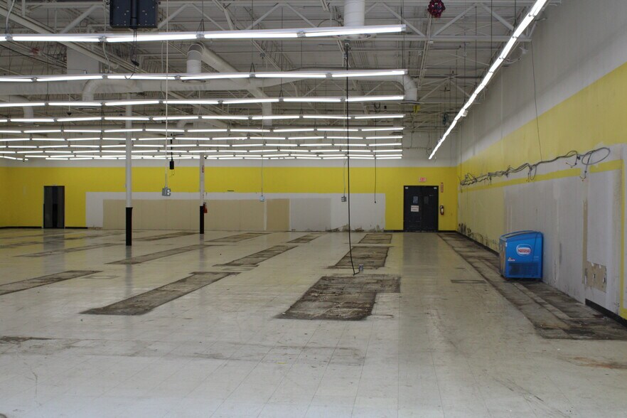 More Photos Of 551 Dorr St, Toledo Freestanding For Sale