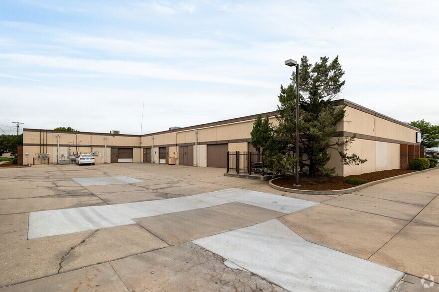More Photos Of 7803 E Osie St, Wichita Research And Development For Lease