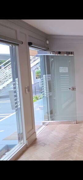 More Photos Of 733 10th St, Santa Monica Storefront Retail Office For Lease