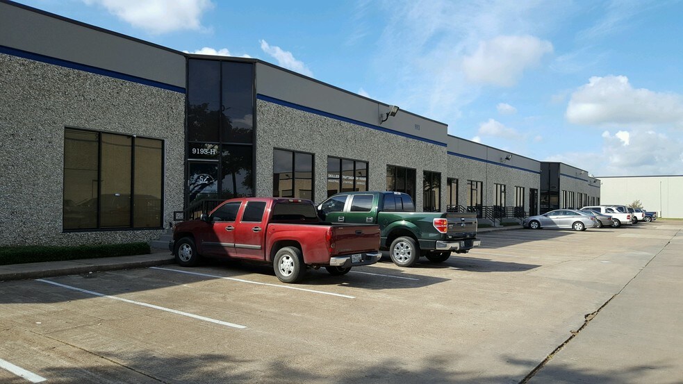 More Photos Of 9189 Winkler Dr, Houston Unknown For Lease
