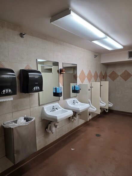 More Photos Of 300 Airport Rd, Ames Warehouse For Lease