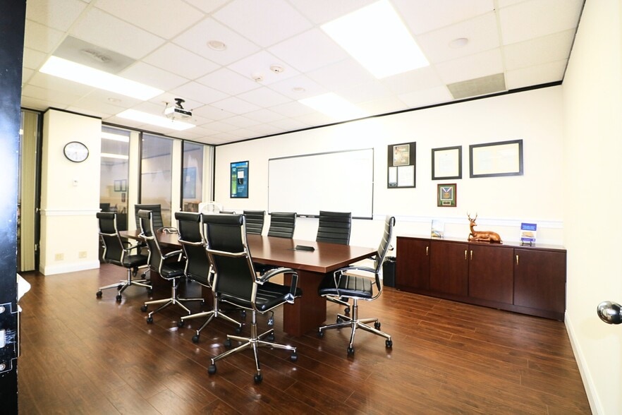 More Photos Of 6100 Corporate Dr, Houston Office For Lease
