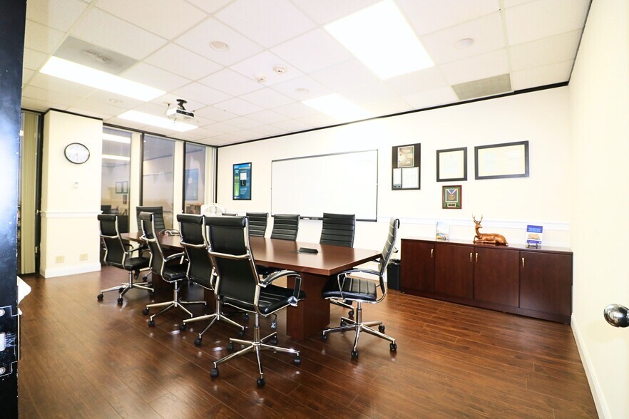 More Photos Of 6100 Corporate Dr, Houston Office For Sale