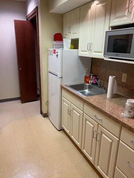 More Photos Of 541 Pierce St, Kingston Bank For Lease