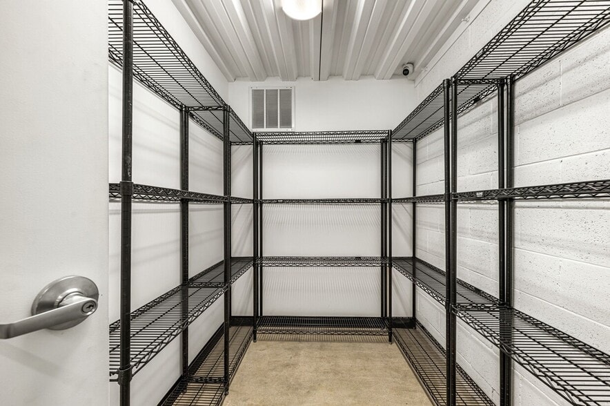 More Photos Of 560 S Williams Rd, Palm Springs Showroom For Sale