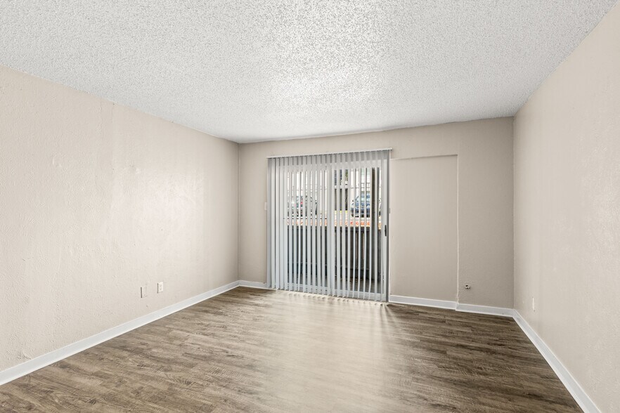 More Photos Of 2507 Airport Cir, Arlington Apartments For Sale