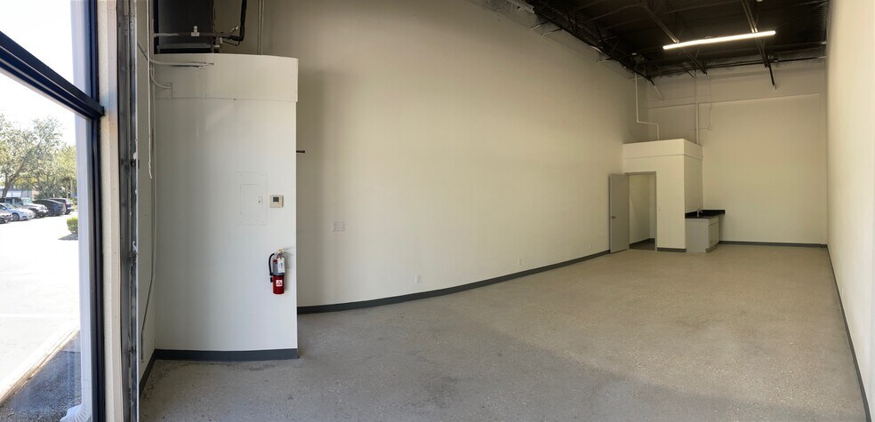 More Photos Of 11420 Fortune Cir, Wellington Warehouse For Lease