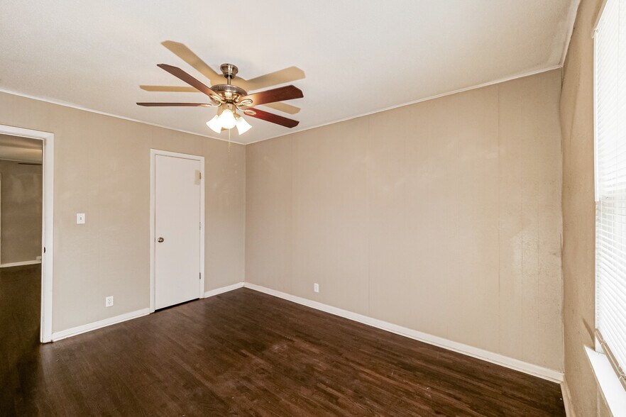 More Photos Of 1911 S Crescent Ave, Independence Multifamily For Sale