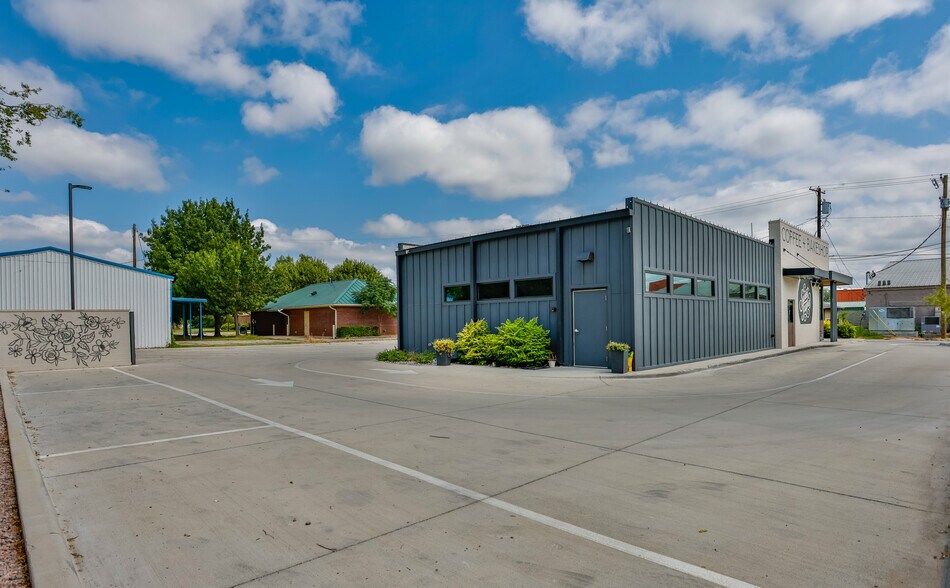 More Photos Of 211 N Weaver St, Gainesville Flex For Sale