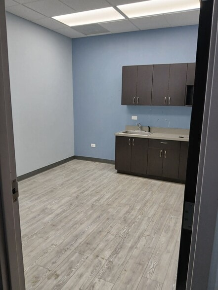 More Photos Of 4138 N Broadway St, Chicago Healthcare For Lease