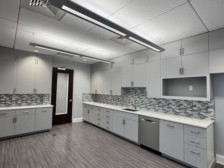 More Photos Of 1110 Pine Ridge Rd, Naples Office For Sale