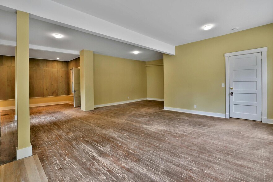 More Photos Of 68 Brook St, Croton On Hudson Showroom For Sale