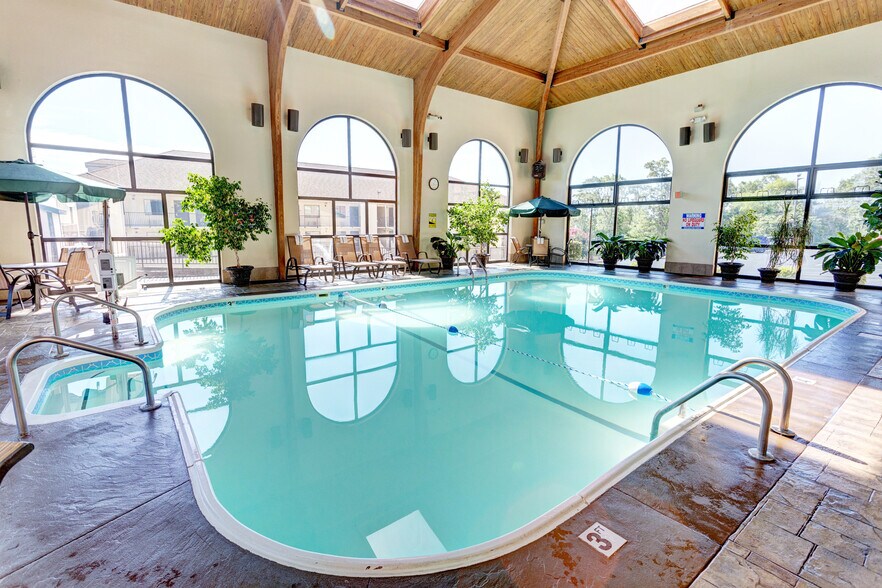 More Photos Of 3257 Shepherd of the Hills Expy, Branson Hotel For Sale