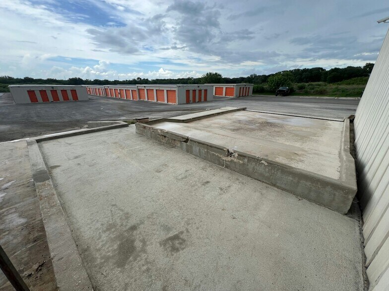 More Photos Of 1974 US Hwy 90, Seguin Self Storage For Lease