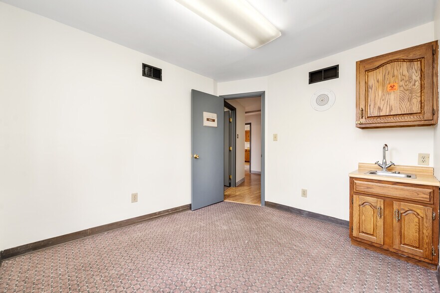 More Photos Of 10 Youell St, Florence Office For Sale