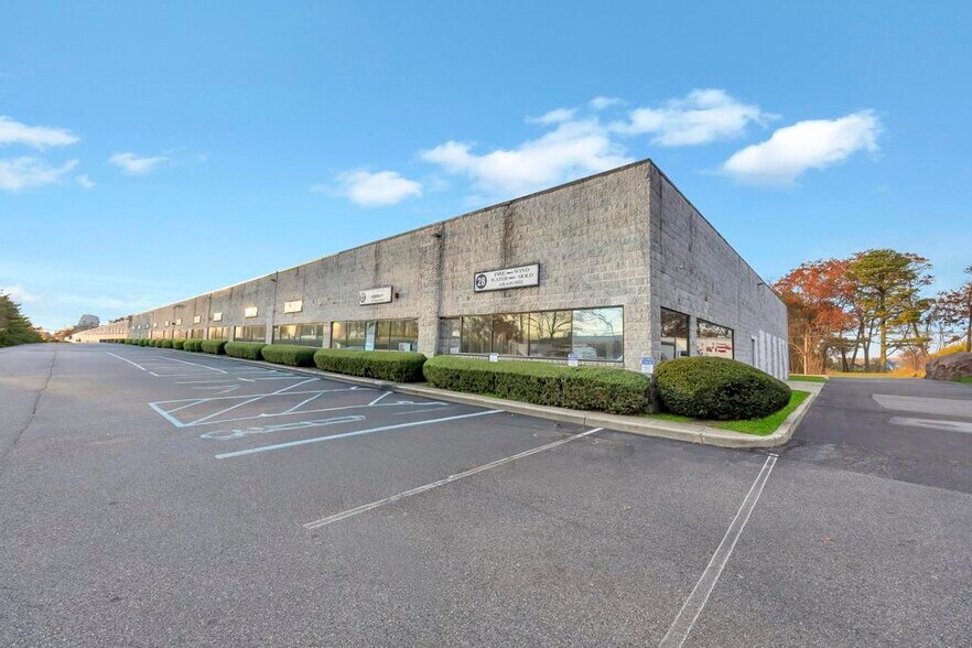 More Photos Of 2231 Fifth Ave, Ronkonkoma Warehouse For Lease