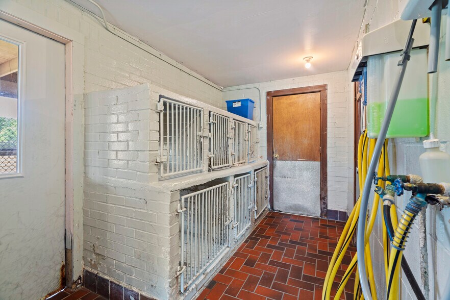 More Photos Of 1404 S B St, Henryetta Veterinarian Kennel For Sale