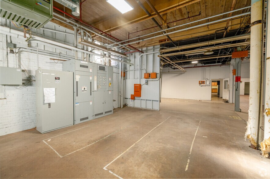 More Photos Of 650 Franklin Ave, Hartford Manufacturing For Sale