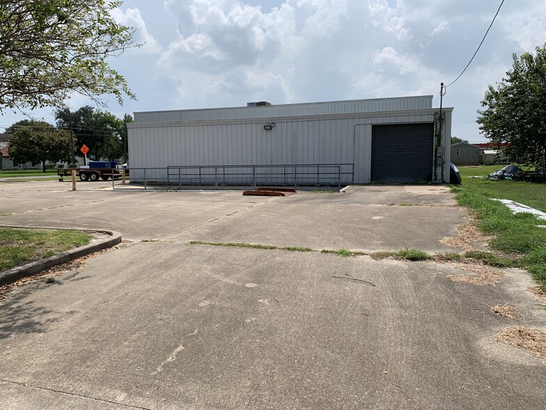 More Photos Of 107 E Austin St, Port Lavaca Distribution For Sale