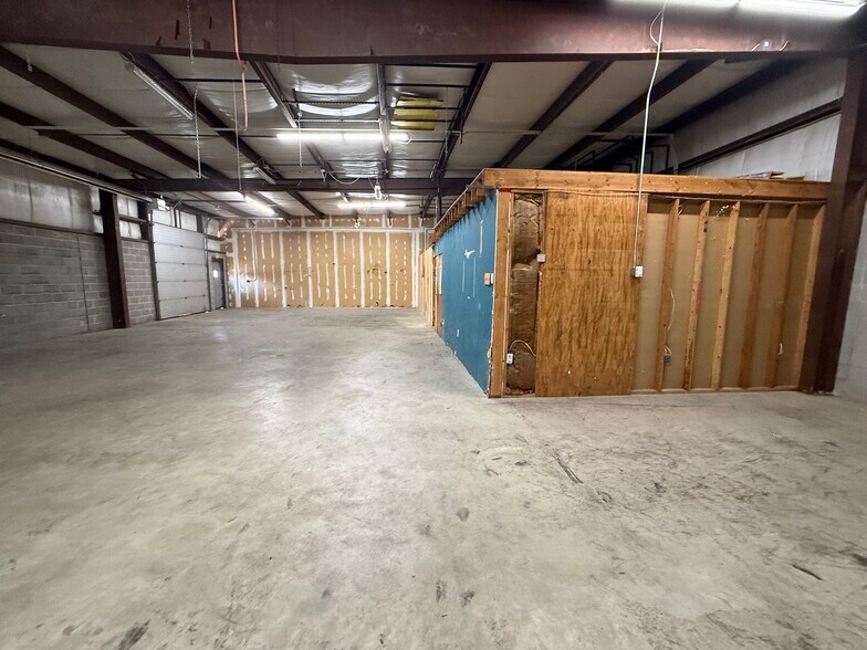 More Photos Of 89-91 Church St, East Hartford Light Manufacturing For Lease