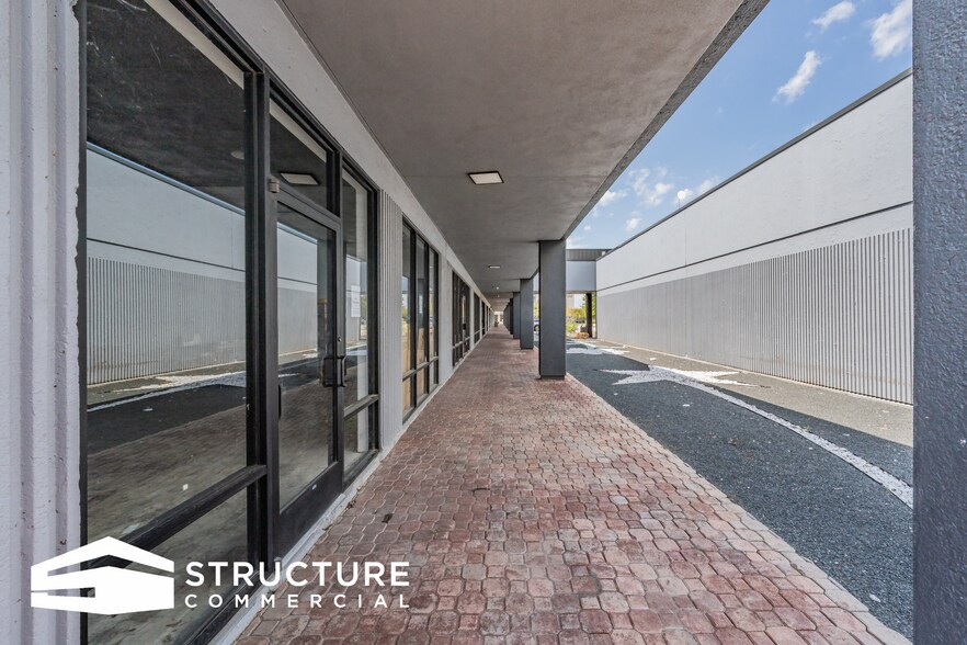 More Photos Of 2629 N Stemmons Fwy, Dallas Unknown For Lease