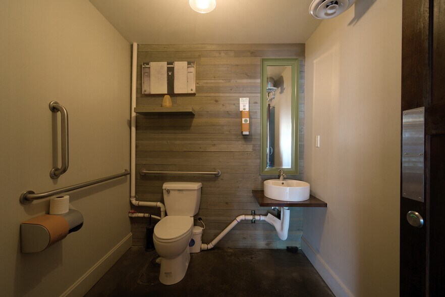 More Photos Of 19614 Grand River Ave, Detroit Storefront For Sale