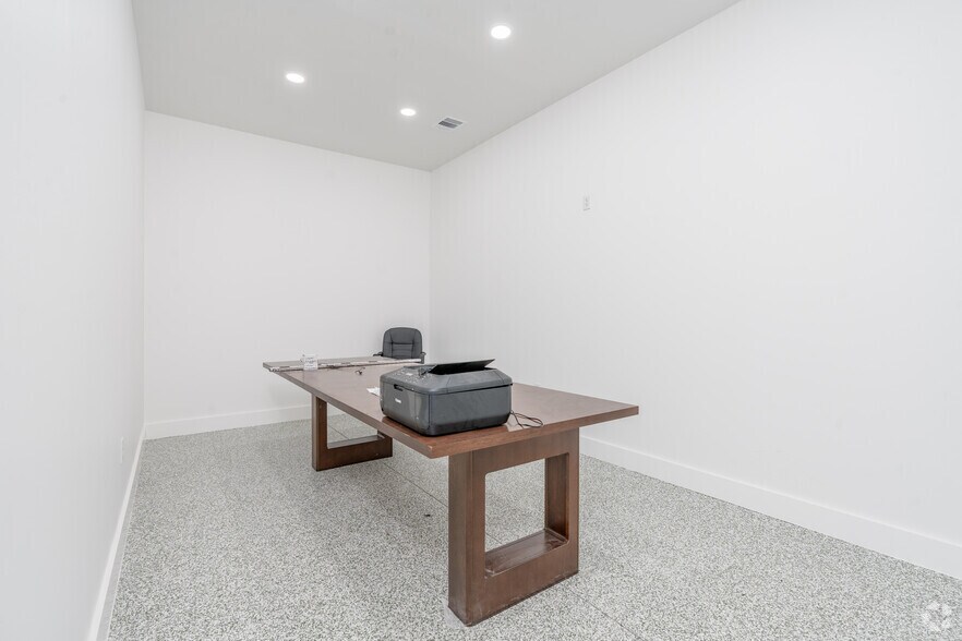 More Photos Of 2328 Seaborn Rd, Ponder Warehouse For Lease