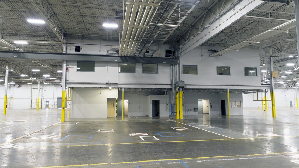 More Photos Of 6750 N Desert Blvd, El Paso Distribution For Lease