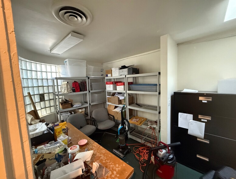 More Photos Of 14540 Sylvan St, Van Nuys Office For Sale