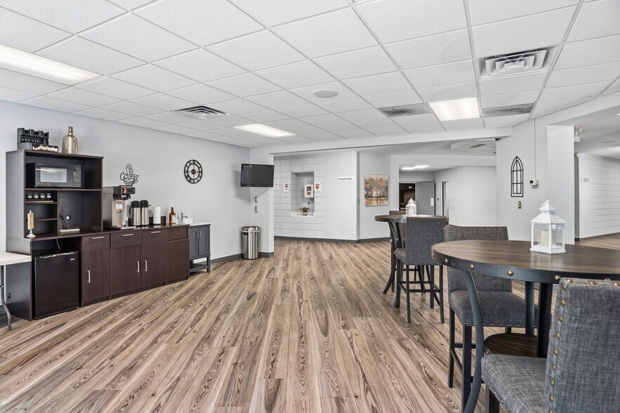 More Photos Of 2201 W 108th St, Bloomington Daycare Center For Lease