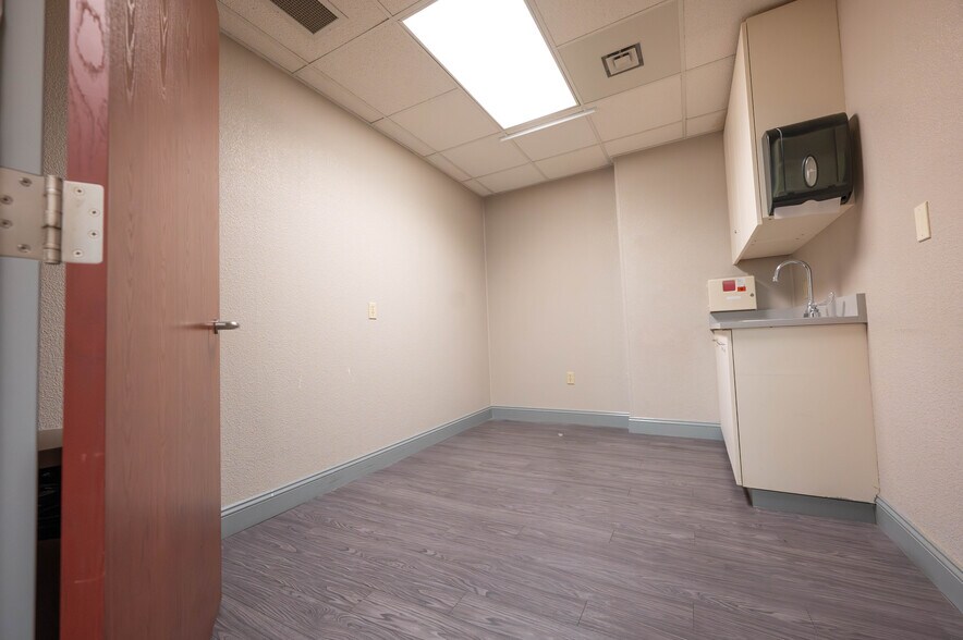 More Photos Of 7200 W Cathedral Rock Dr, Las Vegas Medical For Sale