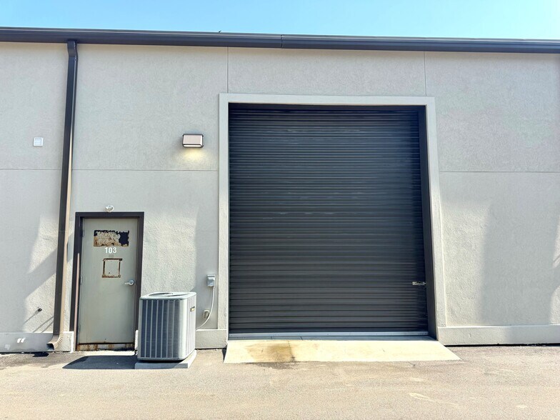 More Photos Of 61 Schinger Ave, Ridgeland Showroom For Lease