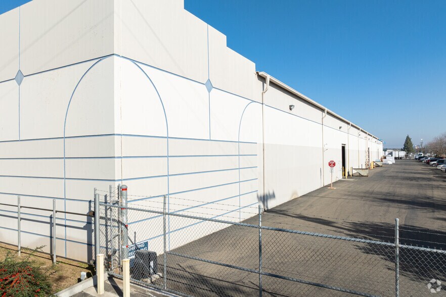More Photos Of 375 S West Ave, Fresno Warehouse For Lease