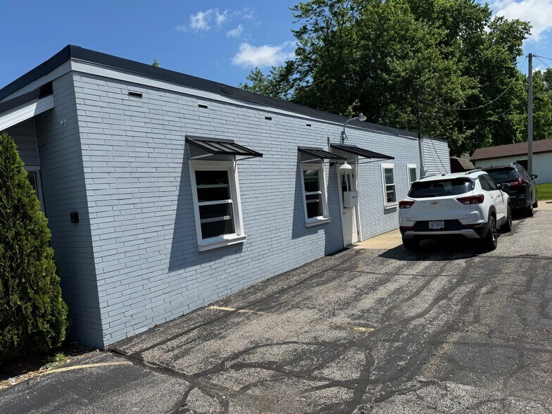 More Photos Of 10545 Northfield Rd, Northfield Veterinarian Kennel For Sale