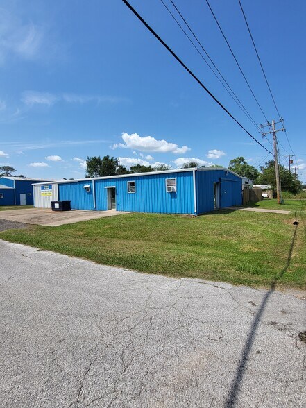 More Photos Of 115 E Murray St, Angleton Warehouse For Sale