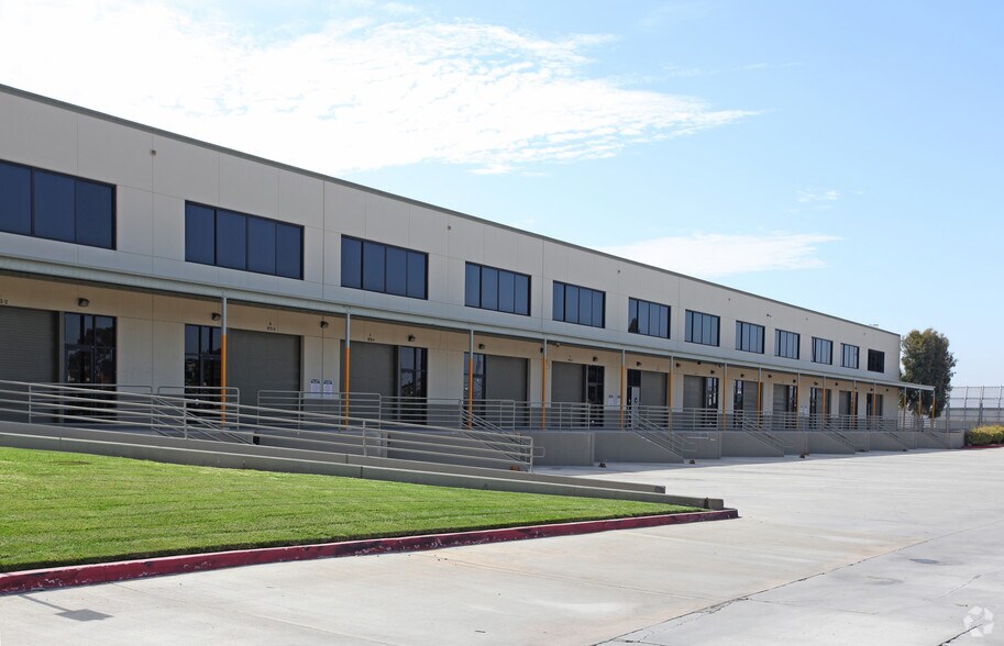 More Photos Of 10065 Via De La Amistad, San Diego Distribution For Lease